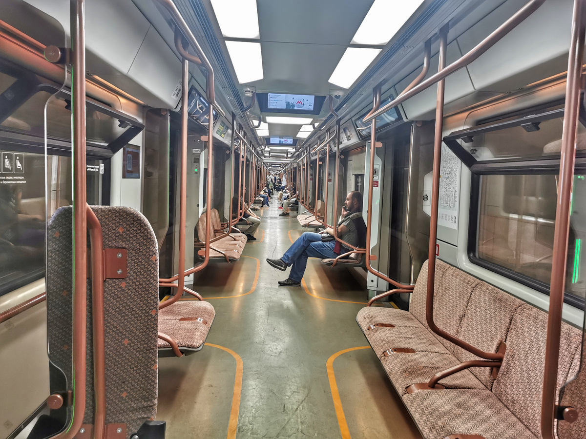 Внутри вагона 75025 81-775 "Москва 2020". Кольцевая линия.