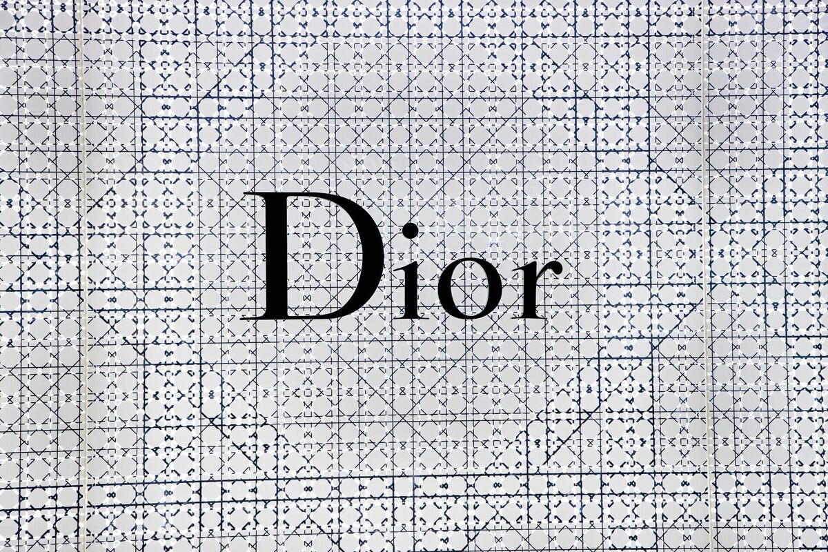 Итальянская прокуратура в ходе расследования выяснила, что субподрядчики Dior и Armani занимаются эксплуатацией труда нелегальных мигрантов. Люди работают без выходных и ночуют в мастерских.