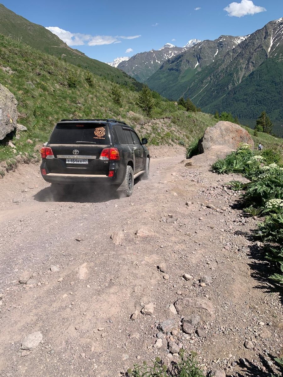 Там ездят автомобили. Уклон довольно крутой, жаль фото не передает всей опасности.