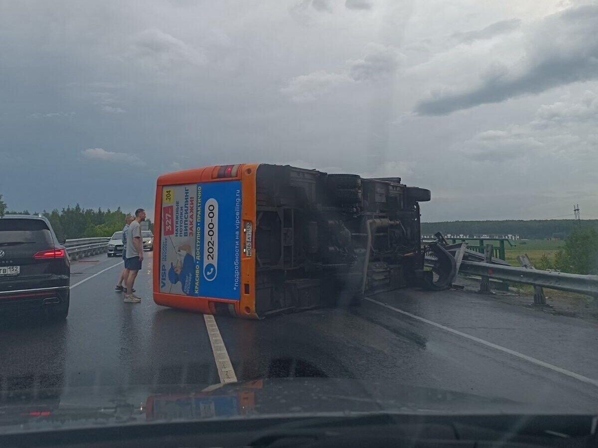    Место ДТП, где автобус с пятью пассажирами опрокинулся около Зелёного города в Кстовском районе Нижегородской области© Фото : соцсети