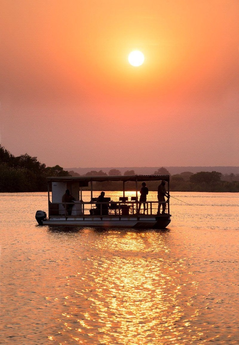 Бюджетный, но не менее прекрасный круиз на закате по реке Замбези на уютном "MV Mambushi" 