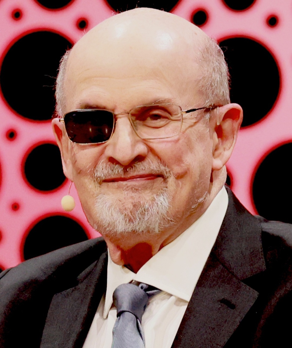 Салман Рушди после покушения в 2022 году ослеп на один глаз