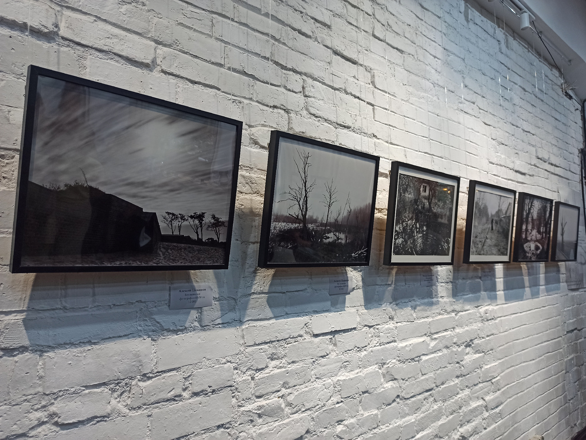   4 июля в арт-пространстве "Сигнал" в центре Калининграда открылась выставка чёрно-белых фотографий "12". Шесть авторов - 12 работ.
