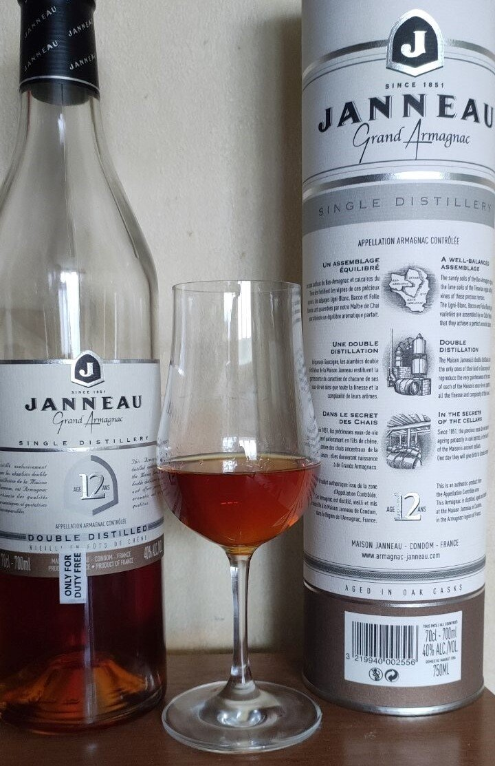 Сегодняшняя статья посвящена Арманьяку Janneau Grand Armagnac AOC 12 Years Old Double Distilled. За отливант и фото спасибо Александру Соболеву 😉.