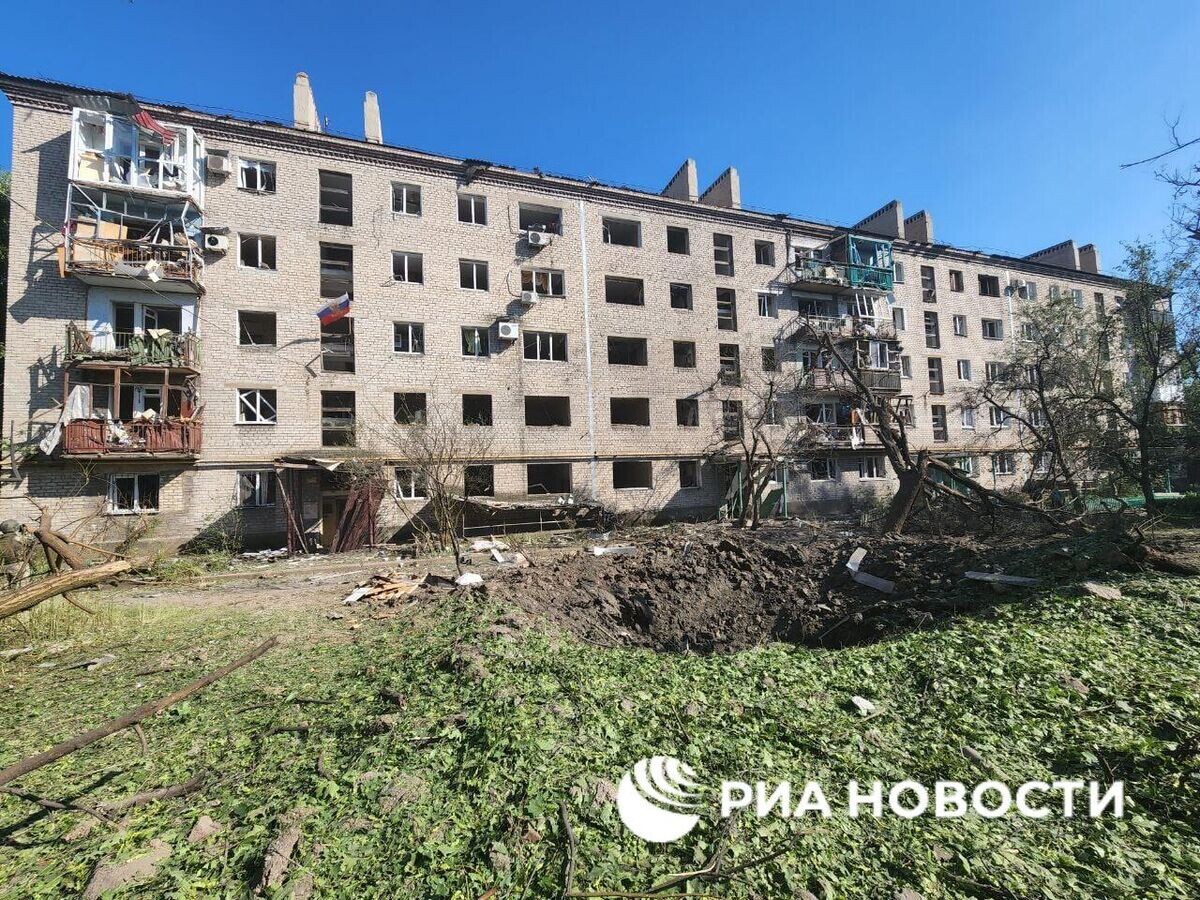    Воронка на месте удара в Куйбышевском районе Донецка© РИА Новости