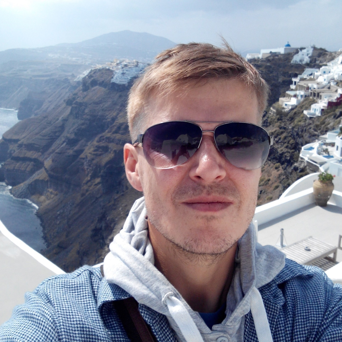 Это Сергей на Санторини, а это его страница ВК - https://vk.com/sergetarn Любые вопросы. связанные с поступлением к нам на биофак, вы можете ему смело задавать. 