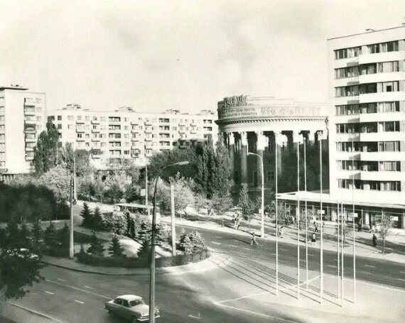 Фото 1976 года. Взято с сервиса Яндекс.Картинки. Сейчас трудно представить, что было время, когда Стрельцов на проспекте ещё не стояло