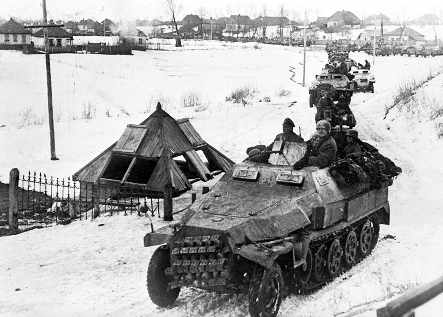 Колонна немецких бронетранспортеров на марше. На переднем плане Sd.Kfz. 251, созданный фирмой Hanomag