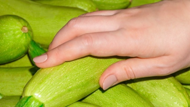 Дачники любят выращивать кабачки, поскольку на них не надо расходовать много сил. 