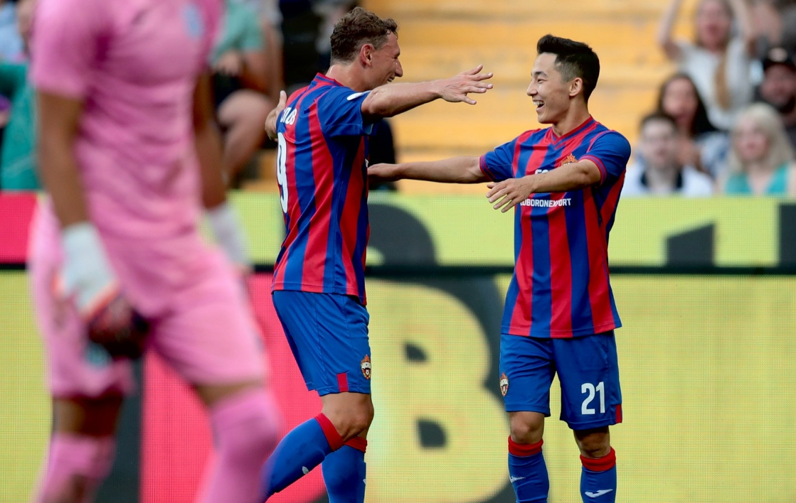 Федор Чалов и Аббозбек Файзуллаев празднуют гол в ворота ОФК. Фото: ПФК ЦСКА