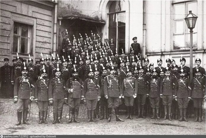 
Группа жандармов у Балтийского вокзала, 1900 – 1910 гг. (Источник: https://pastvu.com/_p/d/2/e/f/2ef16c52558bf7765f872888782f3d0e.jpg)
