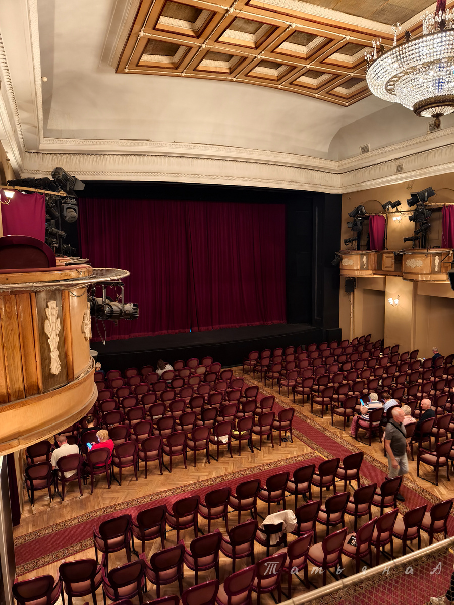 Вид с бельэтажа на партер, фото автора