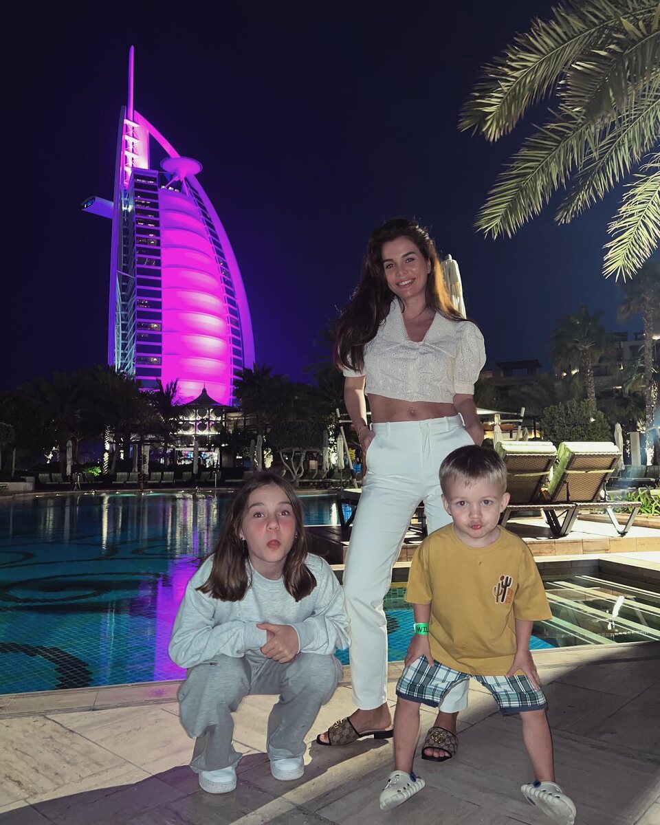 Александра с детьми 