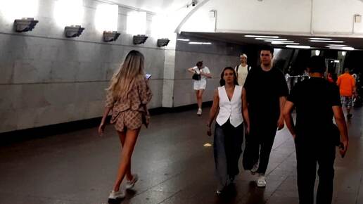 НЕ НАШЁЛ КУРСКИЙ ВОКЗАЛ В Москве на подземном переходе между станциями метро Курская с кольцевой линии