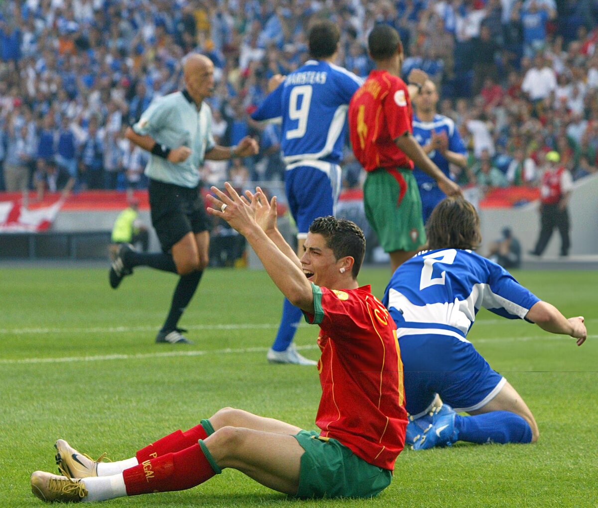 4 июля 2004 года завершился 12-й чемпионат Европы по футболу, подаривший миру одну из самых чудесных спортивных сказок. Переносимся на край континента и вспоминаем турнир в Португалии!-2