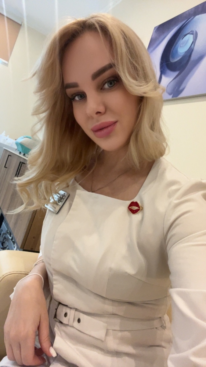 Посещение врача-косметолога становится все более популярным и необходимым элементом ухода за собой, который помогает не только улучшить внешний вид, но и поддерживать здоровье кожи на длительный период. Многие задаются вопросом: для чего же так важно обращаться к этому специалисту, и в каком возрасте следует начинать посещения?

Косметологические процедуры - это не просто каприз, а важная часть комплексного ухода за кожей, который дает видимое и ощутимое улучшение. Основные причины, по которым стоит регулярно посещать врача-косметолога, включают:

Профилактика старения: Современная косметология предоставляет широкий спектр процедур, направленных на замедление процессов старения кожи, таких как инъекции ботулотоксина, филлеры, мезотерапия. Регулярные визиты к косметологу помогут отсрочить появление морщин и потерю упругости кожи.

Лечение проблемной кожи: Угревая сыпь, акне, розацеа - все эти проблемы требуют профессионального подхода и специализированных процедур. Косметолог подберет средства и методы лечения, подходящие именно для вашего типа кожи, что позволит достичь наилучшего результата без самостоятельных экспериментов и ошибок.

Коррекция недостатков: Современные технологии позволяют легко и безопасно справляться с такими проблемами, как постакне, пигментные пятна, расширенные поры и купероз. Косметолог подберет оптимальные методы коррекции, что позволит вернуть коже ровный и здоровый внешний вид.

Укрепление и питание кожи: С возрастом кожа теряет свою естественную упругость и эластичность, становятся заметными возрастные изменения. Косметологические процедуры, такие как биоревитализация и плазмотерапия, способствуют глубокому увлажнению и питанию кожи, что помогает поддерживать ее тонус и здоровый вид.

Каждому возрасту соответствует свой комплекс процедур, который рекомендуют врачи-косметологи:

20-30 лет: В этот период кожа еще достаточно эластичная и упругая, однако необходимо заботиться о ее здоровье и профилактике первых признаков старения. Регулярные очищающие процедуры, увлажняющие маски, пилинги и легкие массажи помогут сохранить свежесть лица. При необходимости могут быть назначены процедуры для коррекции акне и постакне.

30-40 лет: В этом возрасте начинают проявляться первые признаки старения: появляются мелкие морщинки, кожа теряет свою упругость. Оптимальными будут процедуры для стимуляции выработки коллагена и улучшения микроциркуляции, такие как мезотерапия, микротоковая терапия, легкие пилинги. Возможно использование ботулотоксина для профилактики глубоких мимических морщин.

40-50 лет: В этот период внимание следует уделить борьбе с более выраженными возрастными изменениями. Омолаживающие процедуры, такие как инъекции с филлерами, биоревитализация, фракционный лазер и радиочастотный лифтинг, помогут поддержать кожу в тонусе и уменьшить видимые возрастные изменения.

50 лет и старше: Кожа в этом возрасте требует особого внимания и ухода. Рекомендуются более интенсивные методы, такие как глубокий химический пилинг, плазмотерапия, различные аппаратные методики для лифтинга и подтяжки кожи. Косметолог может предложить комплексный индивидуальный план ухода, включающий одновременно несколько методик для достижения максимального эффекта.

Таким образом, регулярные визиты к врачу-косметологу помогут вам сохранить молодость и красоту кожи, поддерживать ее здоровье и избежать многих проблем. Независимо от возраста, современные косметологические процедуры могут значительно улучшить качество жизни, даря уверенность в себе и своем внешнем виде.

