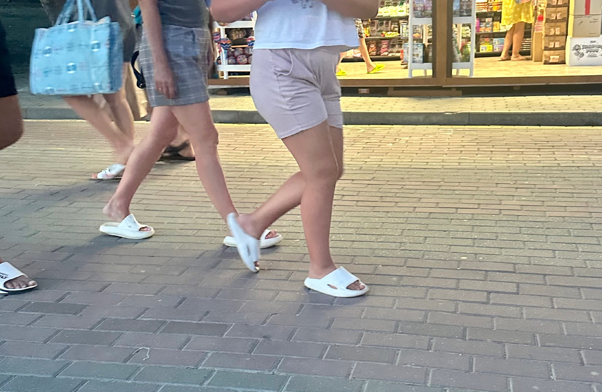 Семья шлепок на прогулке ;))