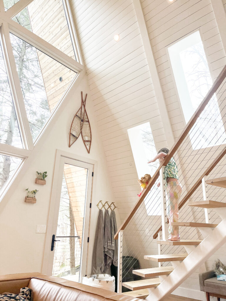 Источник изображения - https://girlaboutcolumbus.com/wp-content/uploads/2024/04/hocking-hills-cabin-stay-768x1024.jpg