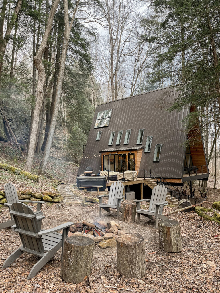 Источник изображения - https://girlaboutcolumbus.com/wp-content/uploads/2024/04/hocking-hills-cabin-2-768x1024.jpg