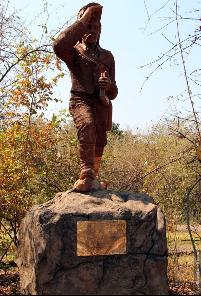 Статуя над водопадом Дэвиду Ливингстону - первооткрывателю водопада Виктория 