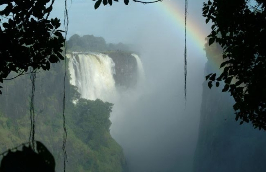 Восход и вечная радуга над водопадом Виктория 