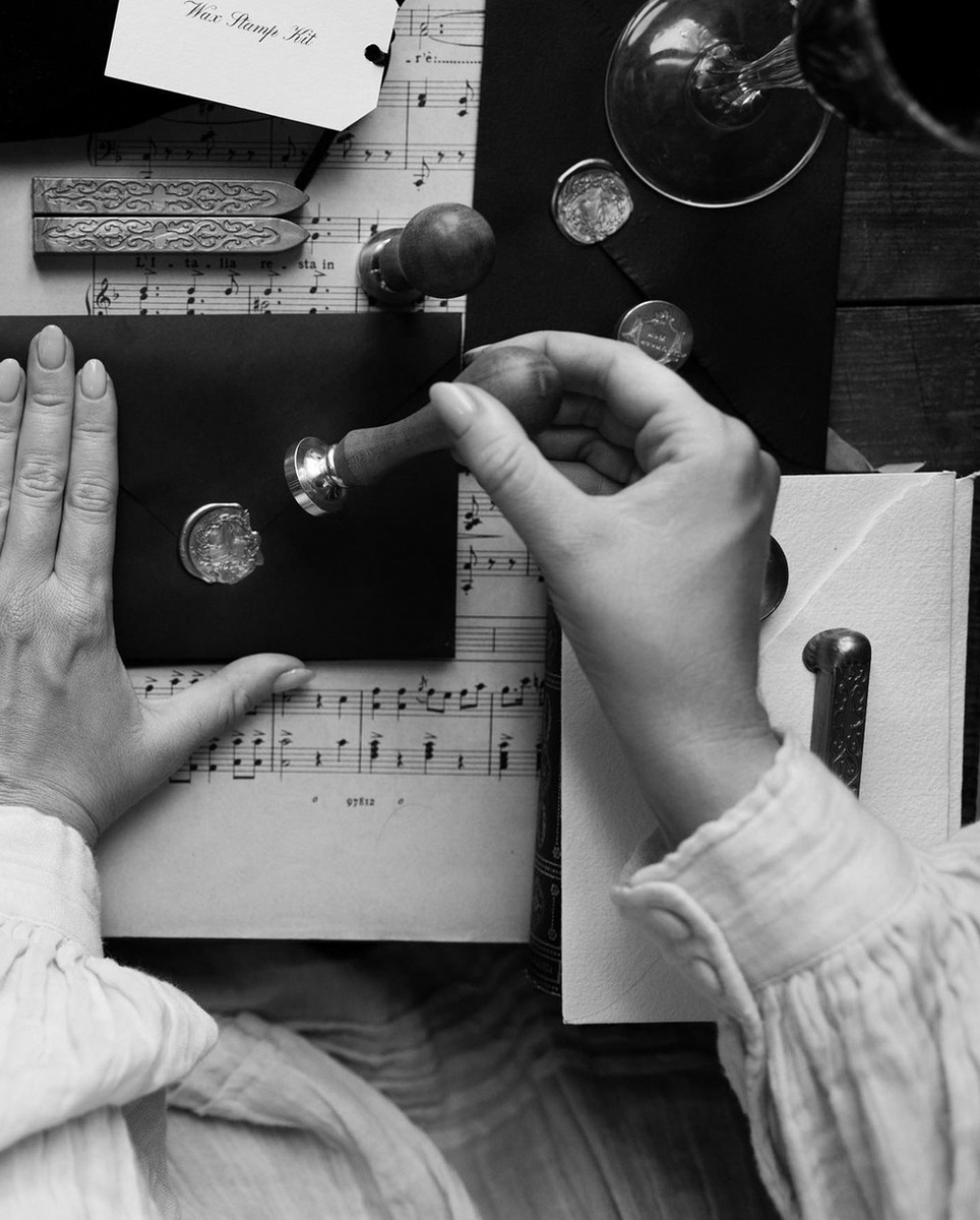 Процесс запечатывания письма с индивидуальным пожеланием сургучной печатью