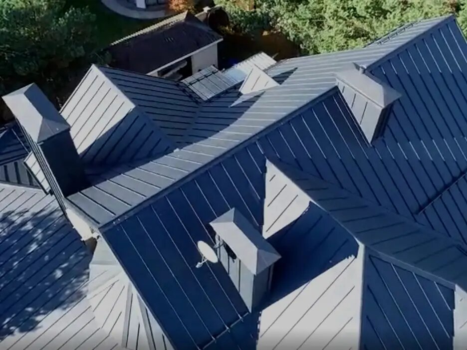 Фальцевая кровля сложной формы. Изображение с сайта favor-group.ru