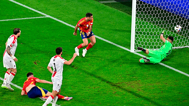    Гол Фабиана Руиса в ворота сборной Грузии. AFP