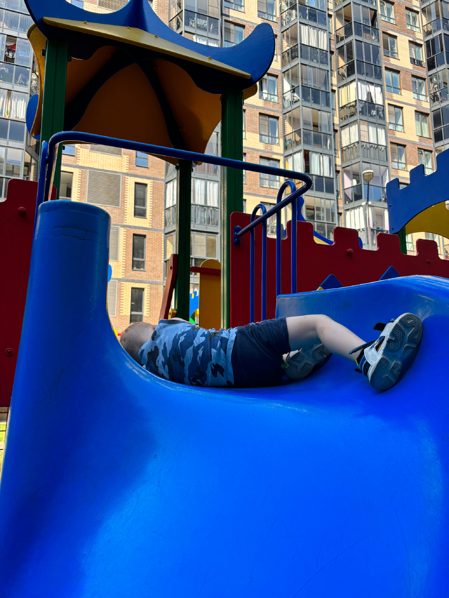 Саня протестует и досыпает на горке))