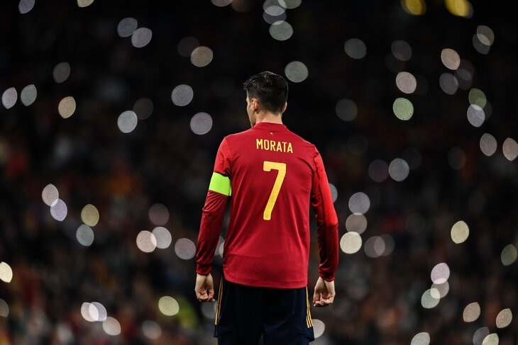Теперь уже ветеран. Испания играет с Германией в четвертьфинале Евро-2024. Все три важных матча по пути к этой стадии в основе был Альваро Мората. Теперь не просто нападающий, а капитан сборной.-2