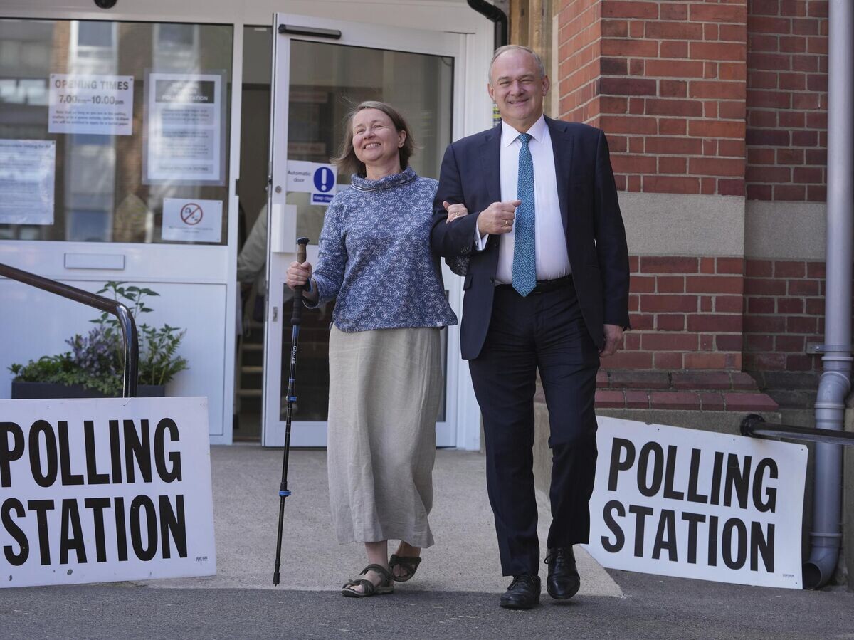    Эд Дэйви и его супруга Эмили Дэйви на избирательном участке в Кингстоне, Лондон© AP Photo / Kin Cheung