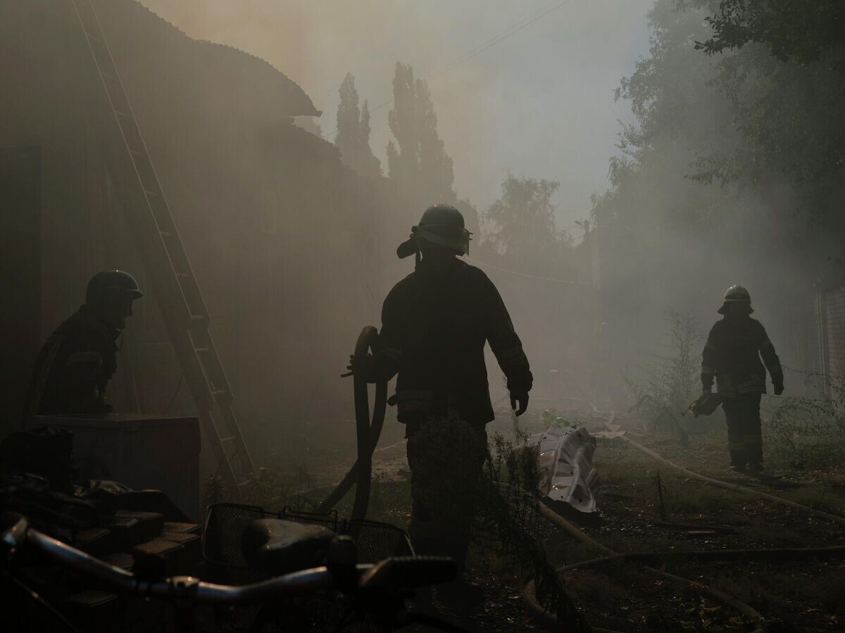    Украинские пожарные© AP Photo / Leo Correa