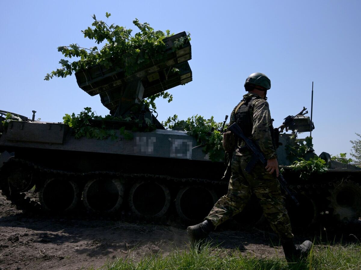    Военнослужащий ВС РФ возле зенитного ракетного комплекса© РИА Новости / Евгений Биятов