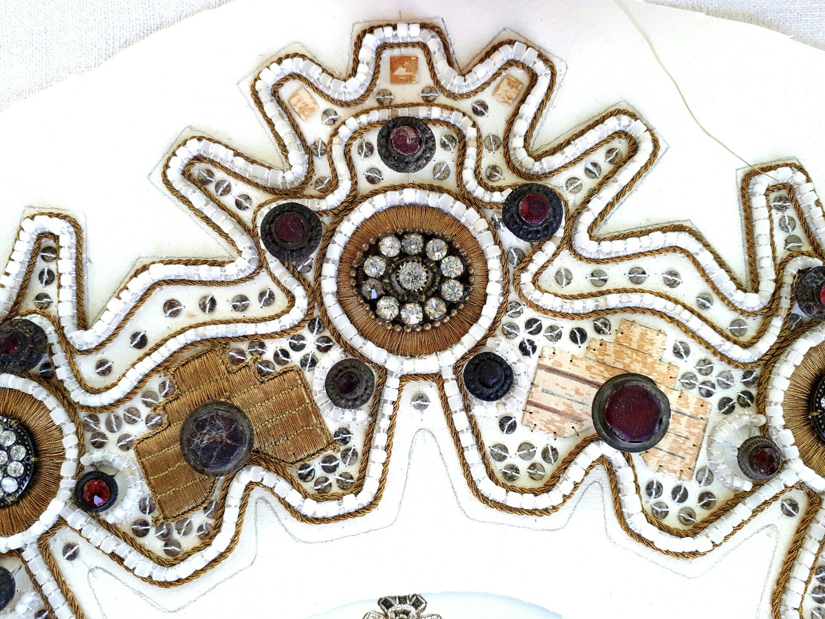 Золотная вышивка. Шенкурский венец, работа Светланы Гладских. Для настила использована береста.