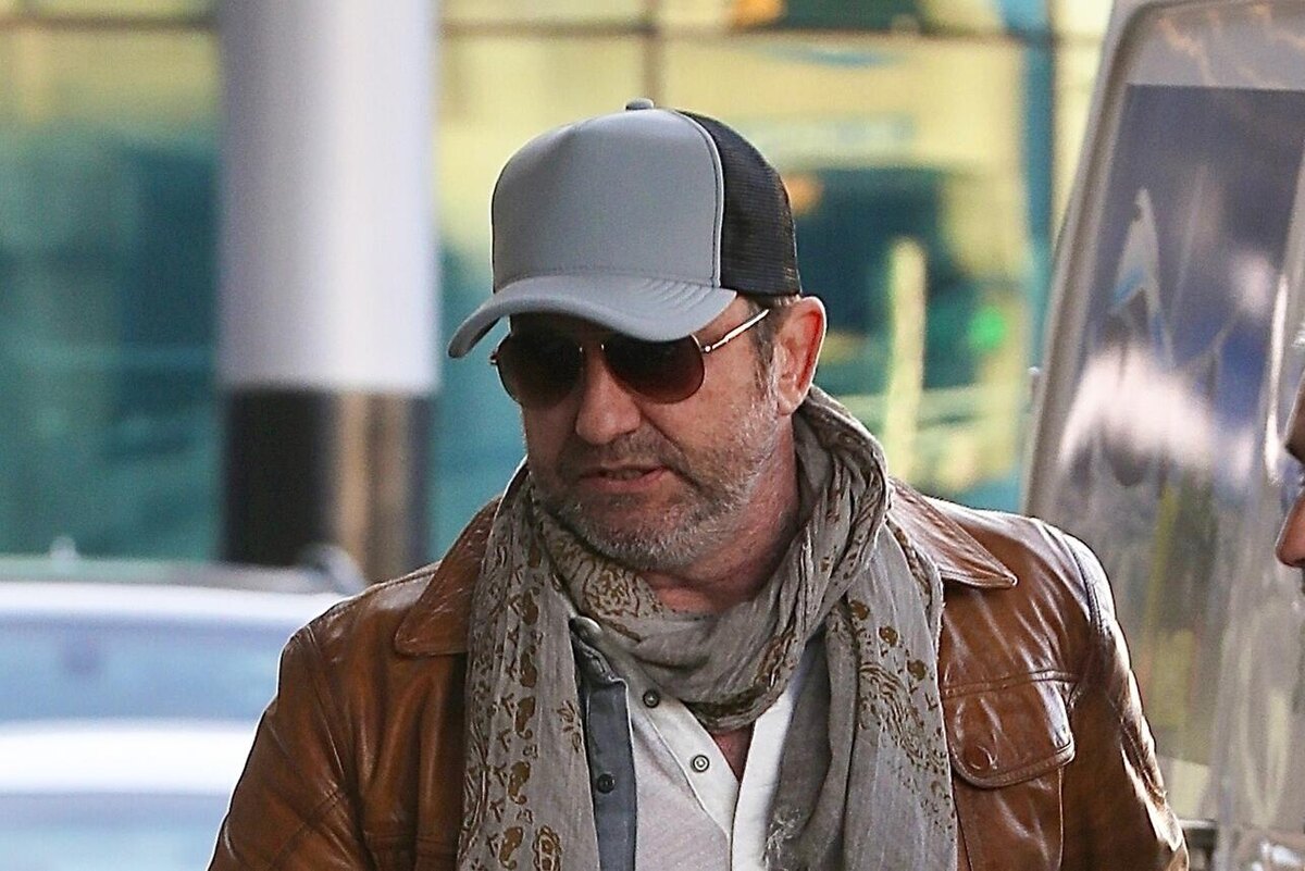 На четверть века моложе: 54-летний Джерард Батлер закрутил роман с ...