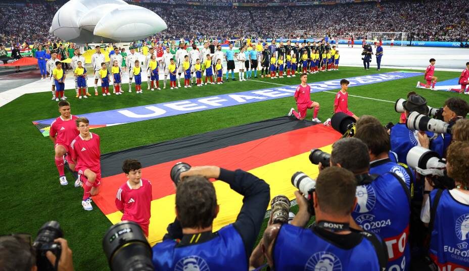    Немецким футболистам запретили встречаться с женами, потому что тренер Нагельсманн опасается шпионов. Фото: Reuters