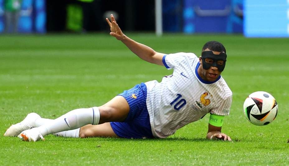    Килиан Мбаппе так и не привык к маске. Фото: Reuters