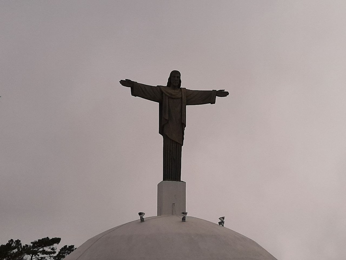 Моё фото. 16-ти метровая статуя Иисуса Христа в Доминикане. Статую я увидела, когда поднялась на фуникулёре на гору Исабель де Торрес в Пуэрто-Плата.