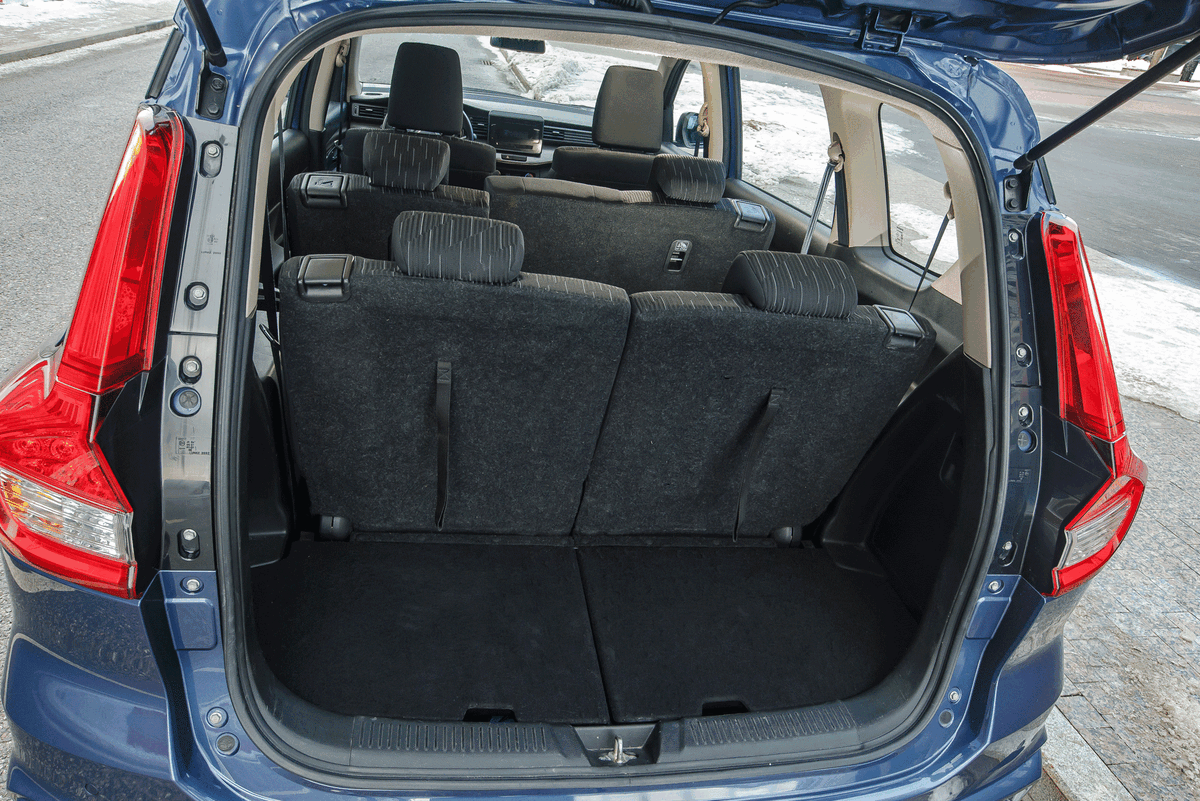    Двухсекционный пол — простое, но очень удобное решение для доступа в подполье при частичной загрузке багажника   
Дмитрий Питерский