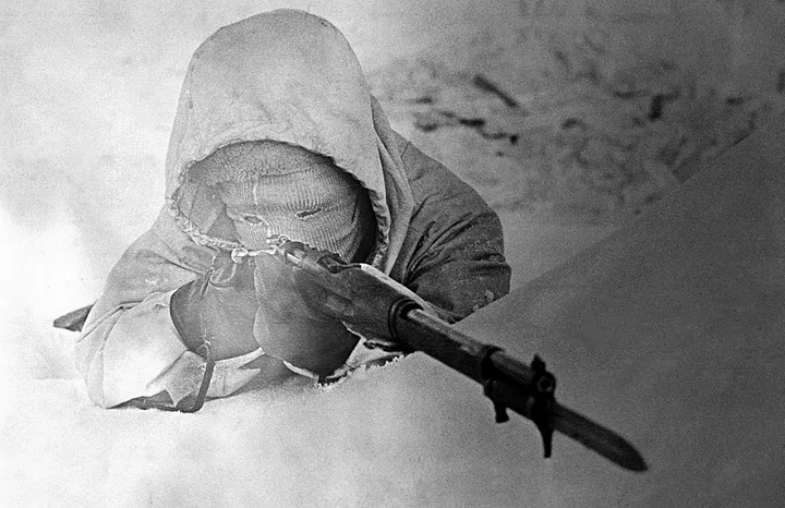 Симо Хяюхя, "Белая смерть" в своем зимнем камуфляже, 1940 год. | Источник: Rare Historical Photos 