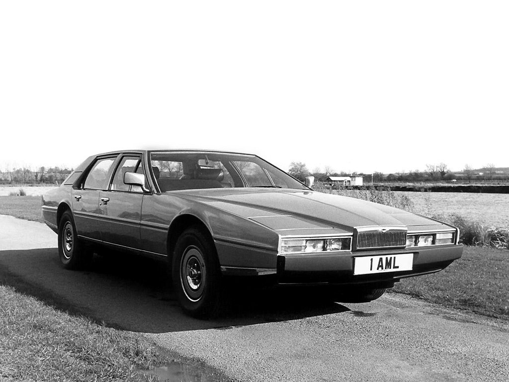    Да простят нас ценители творений компании Aston Martin, тем более по-настоящему красивых автомобилей они сделали немало. Но увидевший свет в конце восьмидесятых годов роскошный клиновидный седан Lagonda, который сейчас в цене у коллекционеров редких машин, тот еще страшила. Вряд ли кто-то станет спорить с тем, что это как минимум один из самых странно выглядящих авто знаменитого британского автопроизводителя. К счастью, их было выпущено не так уж много — всего 645 единиц.
