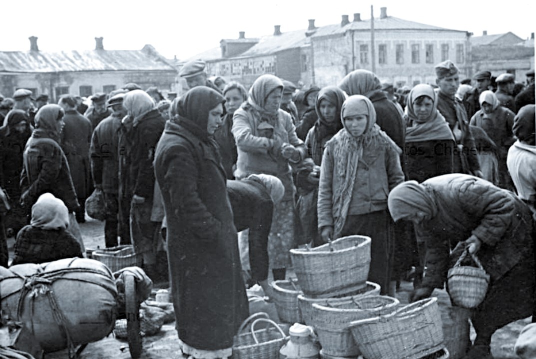 Бедный товарами рынок в УССР, фото 1946 г.