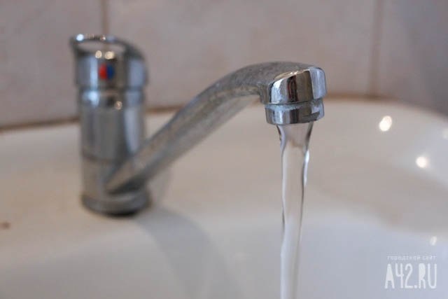 По данным Роспотребнадзора, 12,1% проб водопроводной питьевой воды в 2023 году не соответствовали гигиеническим нормативам по санитарно-химическим показателям, а 2,3% — по микробиологическим.