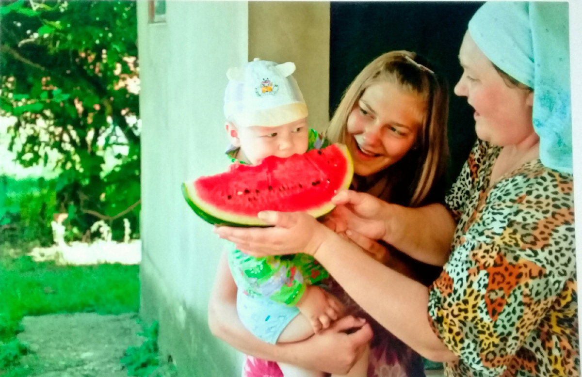 На фото  Димка. Ест выращенный нами арбуз