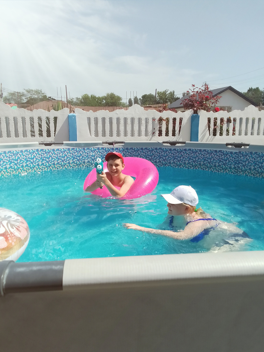 лети в бассейне дома. 