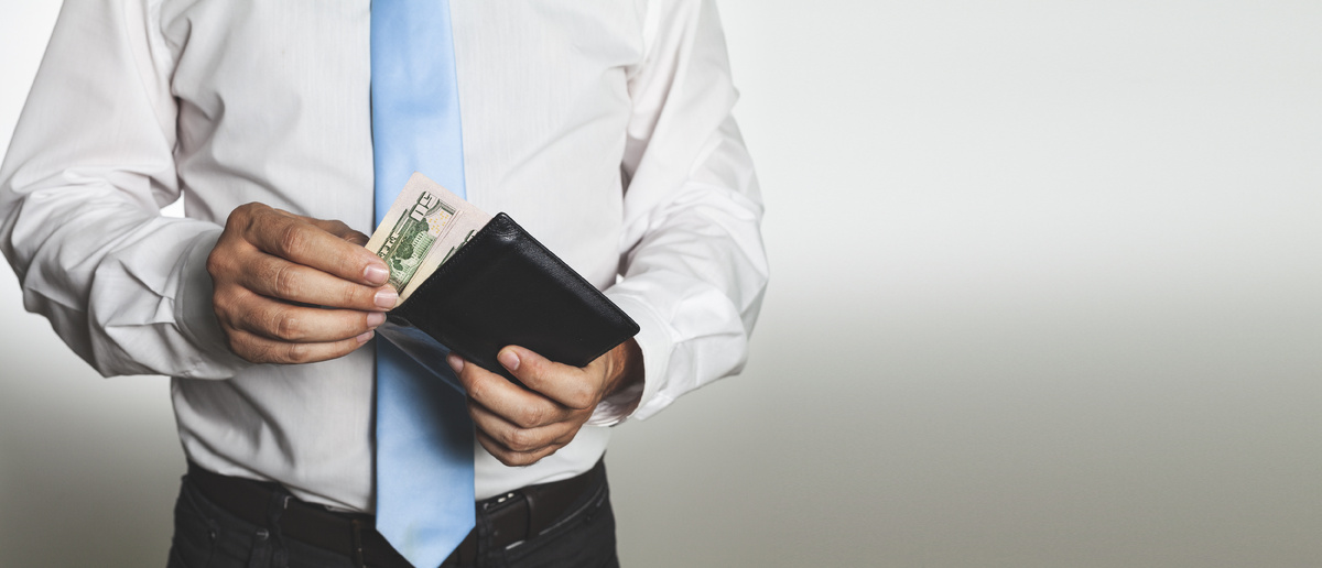 источник фото: <a href="https://ru.freepik.com/free-photo/closeup-shot-male-hands-holding-open-leather-wallet-with-money-concept-finance-success_17421222.htm#fromView=search&page=2&position=11&uuid=2f378781-1620-4a3d-bd26-8f6c802eec43">Изображение от wirestock на Freepik</a>