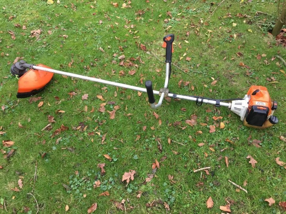 Выбрать бензотриммер для дачи. Прораб триммер бензиновый 3. Реклама триммеров для травы. Триммер gr-52-b. Стрижка травы триммером.