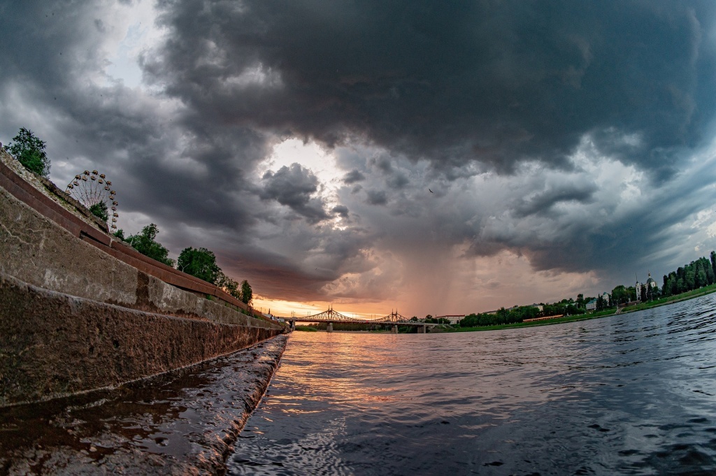 В Твери снова объявлена мощная гроза – пора проверить ливневки