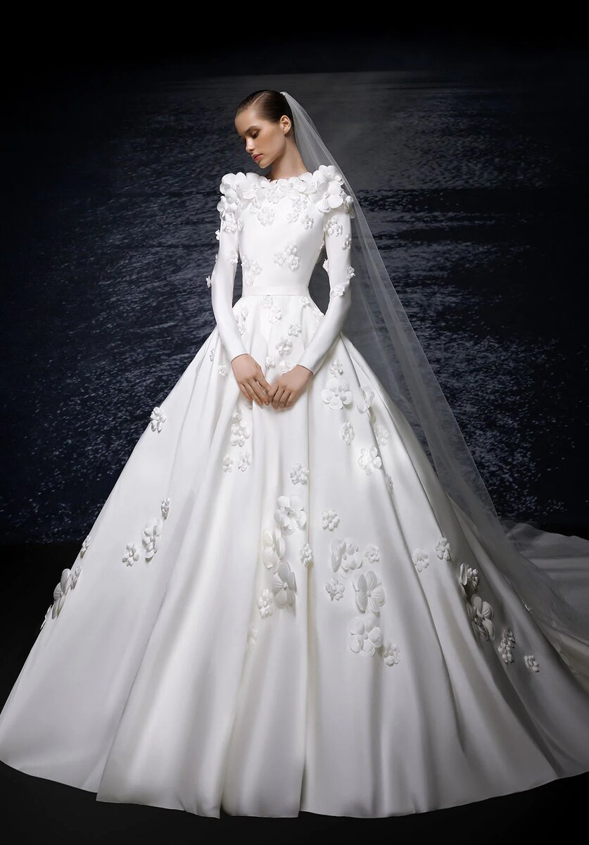 Ливанский дизайнер создает самые волшебные свадебные платья, которые носят принцессы, звезды и топ-модели.  Кажется, никто так не обожает женщин и женскую фигуру, как он!