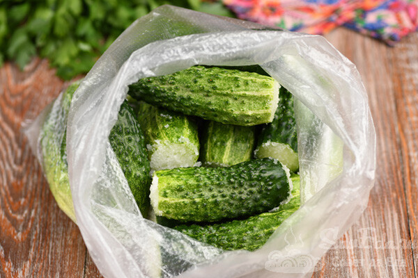 Пожалуй, это самый простой и удобный способ приготовления малосольных огурцов (огурцы и соль даже замерять не надо)